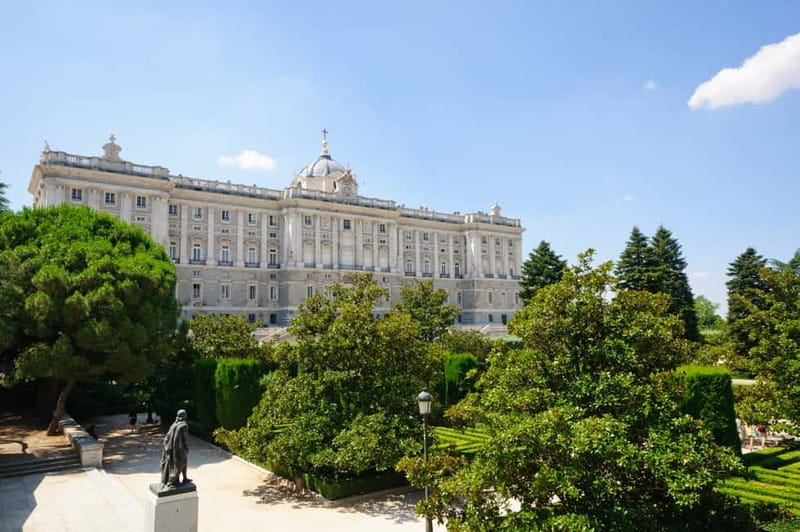Madrid: Royal Palace Private Tour with Tickets - The walk that sets up the palace visit