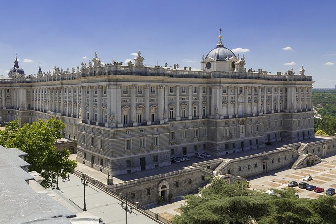Madrid Royal Palace & Retiro Park Tour with Optional Tapas - The gardens, fountains, and visual contrast