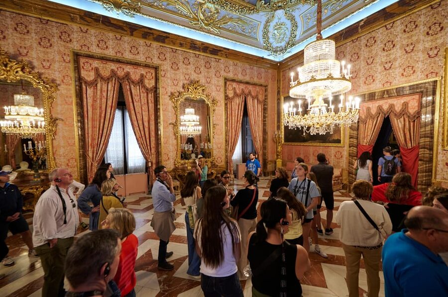 Madrid: Royal Palace Tour, Flamenco Show, & Tapas with Drink - A break between the palace and the tablao