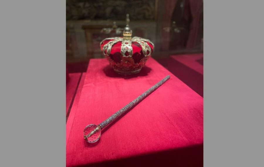 Madrid: Royal Palace tour - semi private or private - Meeting at the Royal Armoury Square