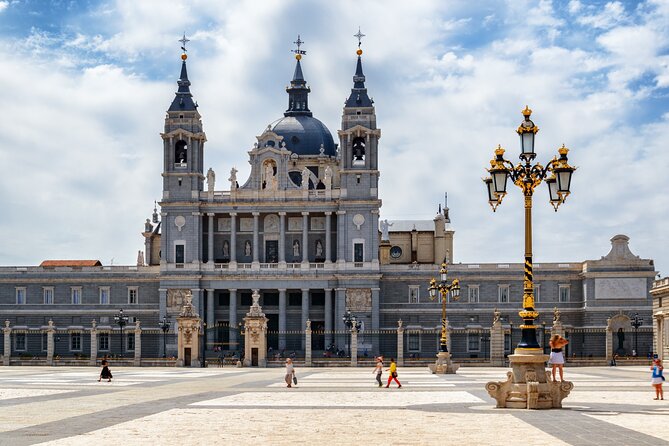 Madrid’s History, Bites & Sips – An Intimate Tour Since 2018 - Parque Emir Mohamed I reveals Madrid’s beginning