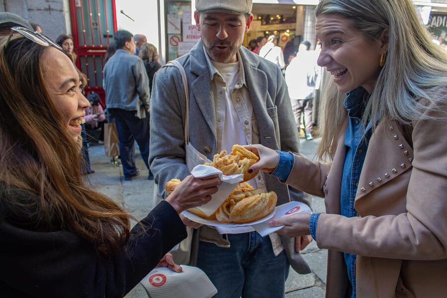 Madrid's Iconic Tapas, Taverns & History Experience - Walking through the Barrio de las Letras