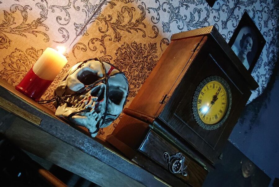 Madrid: Scary Escape Room "The Haunted Box" - Sixty Minutes of Clues, Pressure, and Teamwork