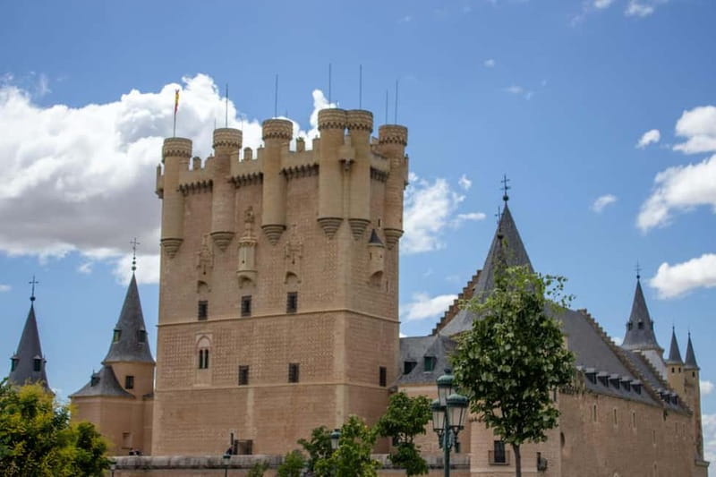 Madrid: Segovia & Ávila Full Day with Alcázar & Wall Tickets - First view of Ávila from Los Cuatro Postes