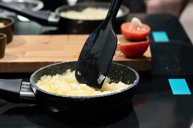 Madrid Spanish Omelet Cooking Class and Bottomless Wine brunch - Bottomless wine and cava: useful perk or main attraction?