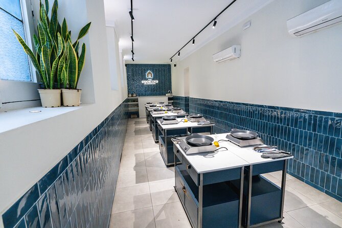 Madrid Spanish Omelet Cooking Class and Bottomless Wine brunch - Cooking the Spanish tortilla in pairs