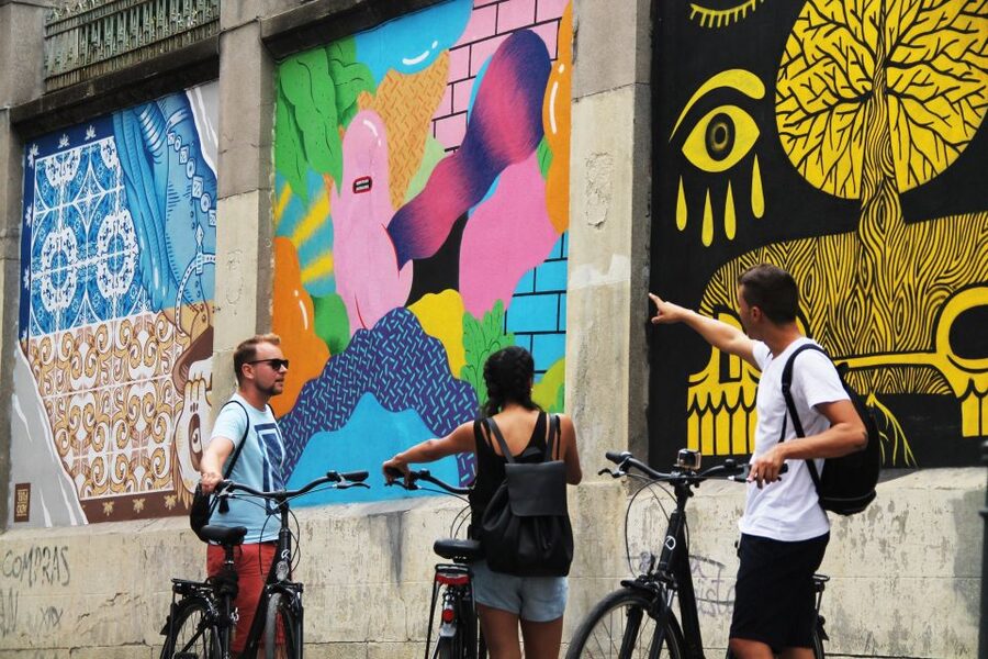 Madrid: Street Art Bike Tour - Solar Antonio Grilo and Esto es una Plaza