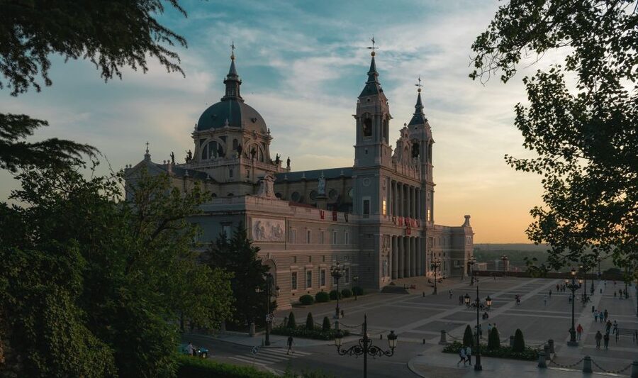 Madrid: Sunset Walking Tour with Optional Flamenco Show - Who should book this sunset tour?
