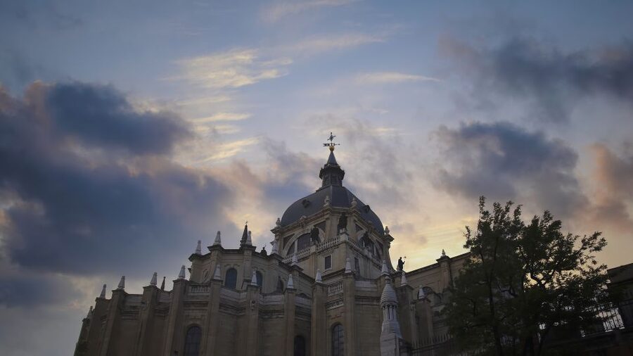 Madrid: Sunset Walking Tour with Optional Flamenco Show - San Miguel Market and a well-timed break