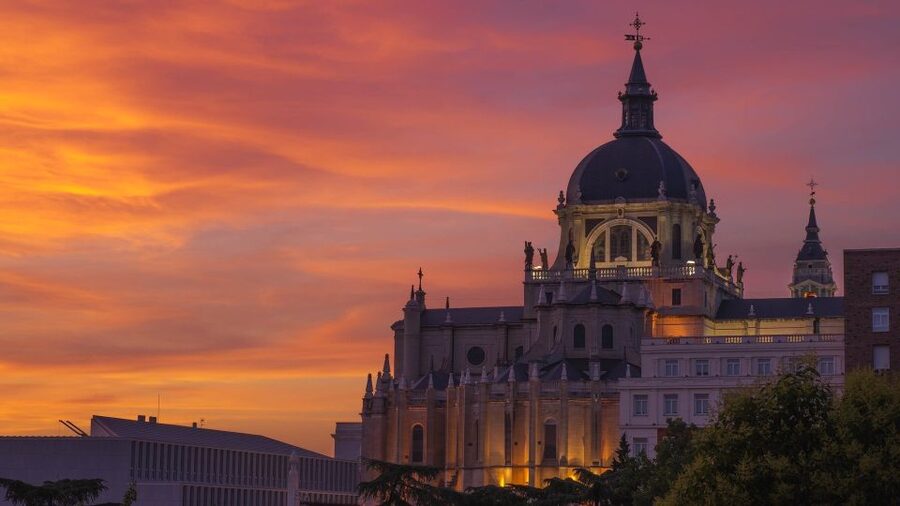 Madrid: Sunset Walking Tour with Optional Flamenco Show - What the guides add to the experience