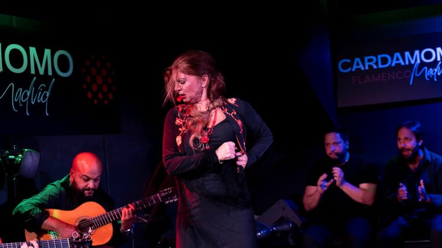 Madrid: Tablao Cardamomo Flamenco Show with 1 drink included - Entering the intimate Las Letras tablao