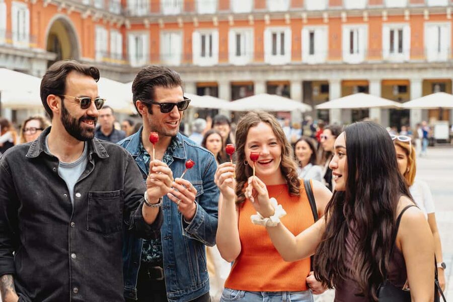 Madrid: Tapas Food Tour with Drinks and Food - Plaza de los Carros: finding the starting point