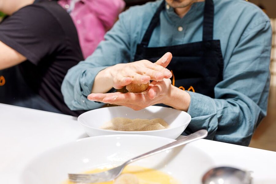 Madrid: Tapas & Paella Cooking Class with Expert Chef - Eating your work with unlimited drinks