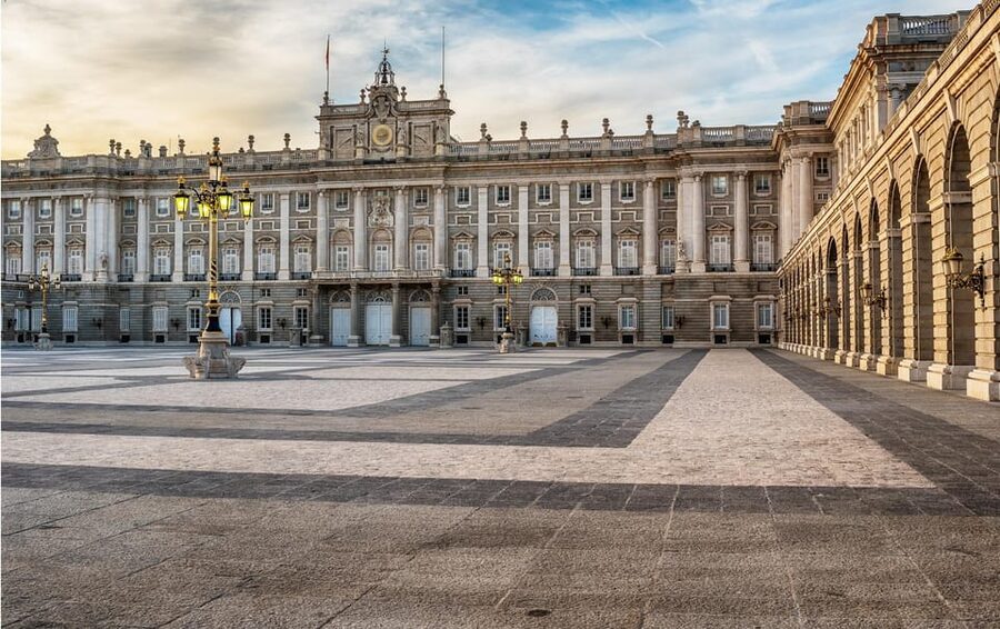 Madrid: The Royal Palace Skip-the-line Guided Tour - Entering the Royal Palace with skip-the-line access