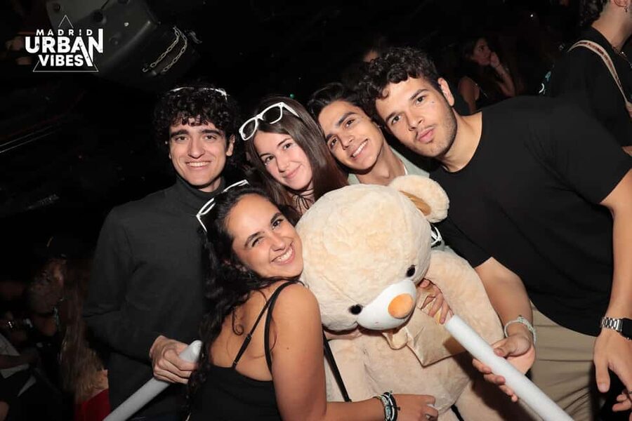 Madrid: Top Pub-Crawl with Drinks and Nightclub Entry - Key points to know before you book
