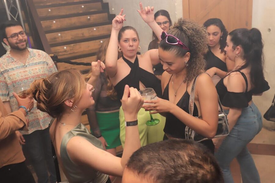 Madrid: Top Pub-Crawl with Drinks and Nightclub Entry - What the $10 price really covers