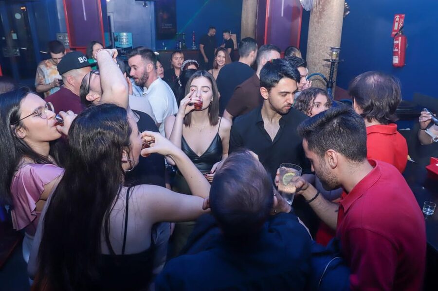Madrid: Top Pub-Crawl with Drinks and Nightclub Entry - The guides make the social side work
