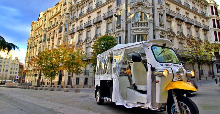 Madrid: Traditional Tour wh Private guide in yellow Tuk Tuk - Royal Palace and Almudena Cathedral