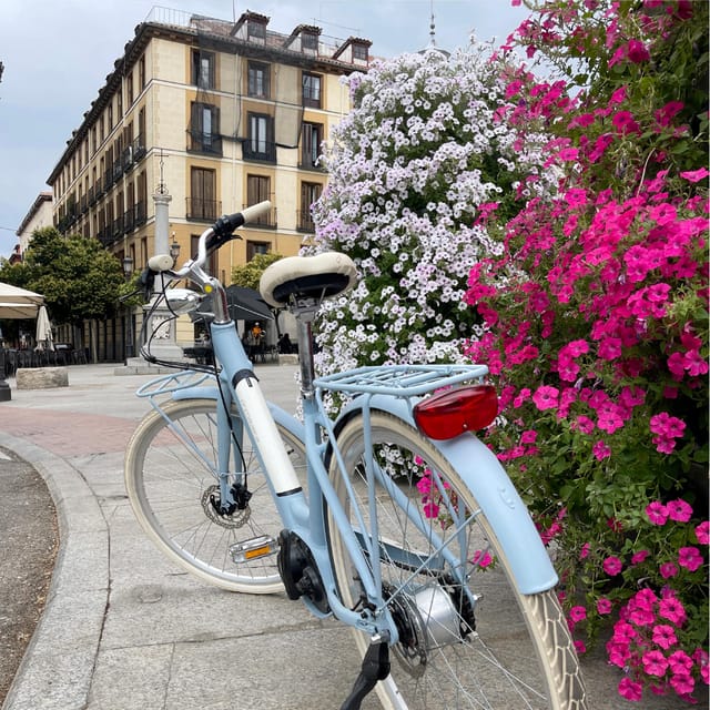 Madrid: Vintage Bike Rental with Tourist Map - Why an old map changes the ride