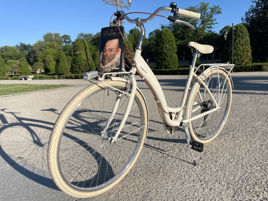 Madrid: Vintage Bike Rental with Tourist Map - Gran Vía and Palacio Madrid