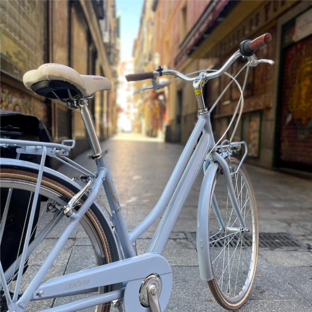 Madrid: Vintage Bike Rental with Tourist Map - Starting at C. de Moratín, 29