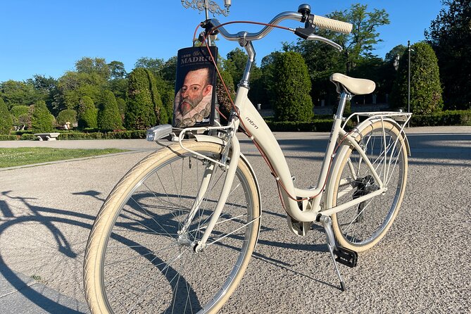 Madrid : Vintage Bikes Rentals with Old Map - The traffic question you should take seriously
