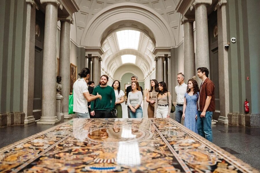 Madrid: VIP Prado Exclusive Pre Opening Museum Tour - Las Meninas without a crowd around it