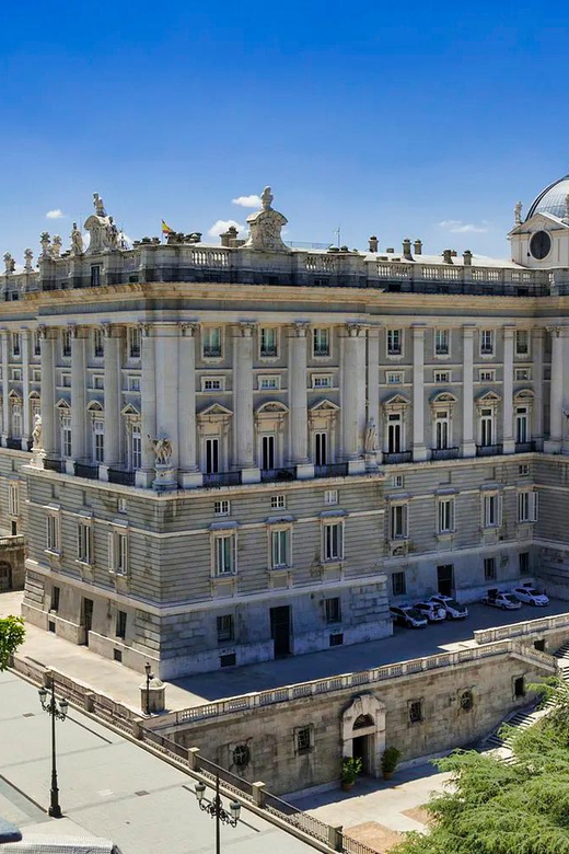 Madrid: VIP Prado Museum & city highlights with Hotel pickup - Walking through old Madrid on Calle Mayor
