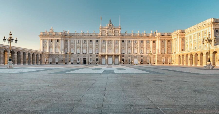 Madrid: Visit to the Royal Palace & Walking Tour of the City - Plaza de la Armería: the palace begins outside