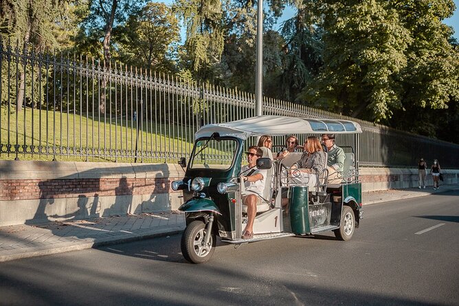 Madrid Welcome Tour with Local Guide in Eco Tuk Tuk Private - Puerta de Alcalá and the Bank of Spain