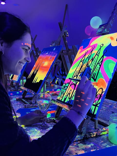 Madrid: Wine Gogh Glow Academy Paint and Sip Classes - The glow-paint twist and the artwork theme
