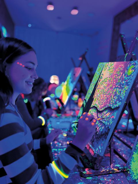 Madrid: Wine Gogh Glow Academy Paint and Sip Classes - Who will enjoy this class most