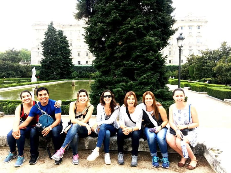 Mysteries & Tapas Tour in Madrid + Pub Crawl - Three hours of Madrid legends and dark stories