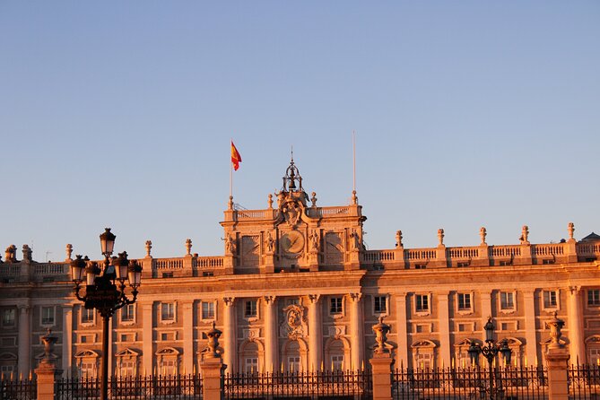 Premium Tour Royal Palace of Madrid : expert guide + no normal queue - Meeting at the Plaza de Armas