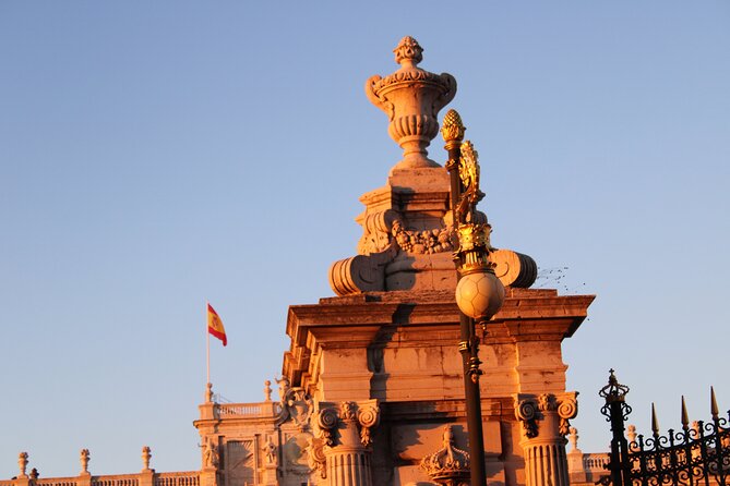 Premium Tour Royal Palace of Madrid : expert guide + no normal queue - Entering the palace without the normal queue