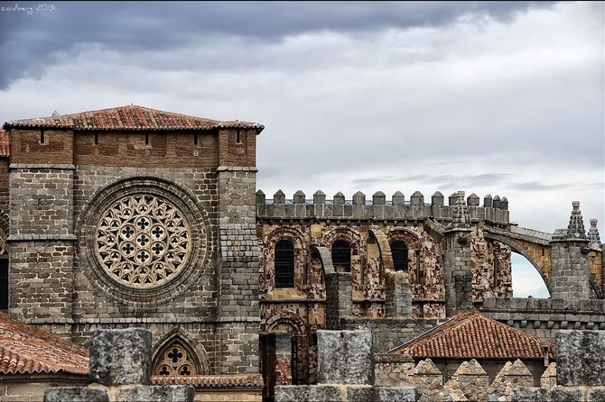 Private 3-hour Walking Tour of Avila with official tour guide - The medieval walls and the cathedral’s fortress design