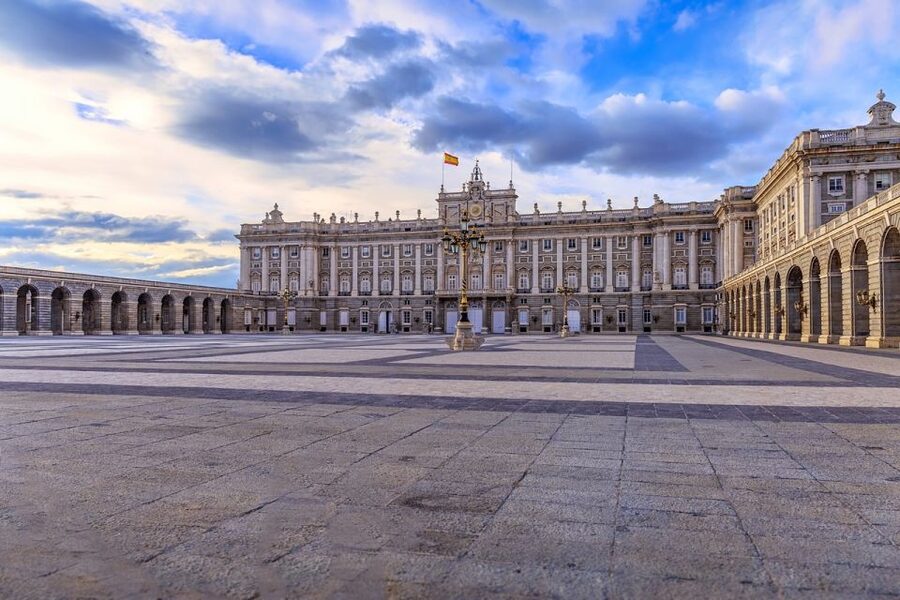 Private guided tour Royal Palace & Royal Collections Gallery - Mobility, pace, and the four-hour length