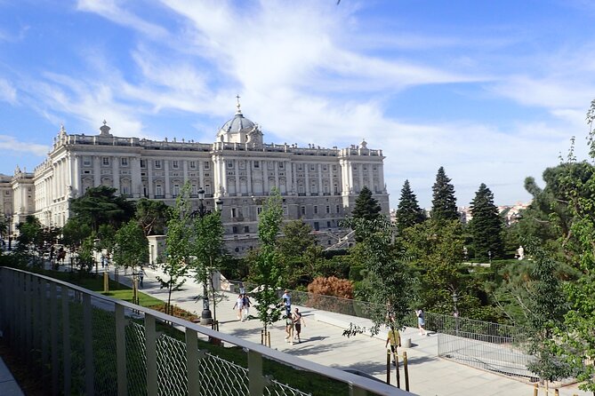 Private Madrid City Tour | Regular Bike/E-Bike | Groups from 32€ - The optional Spanish café stop