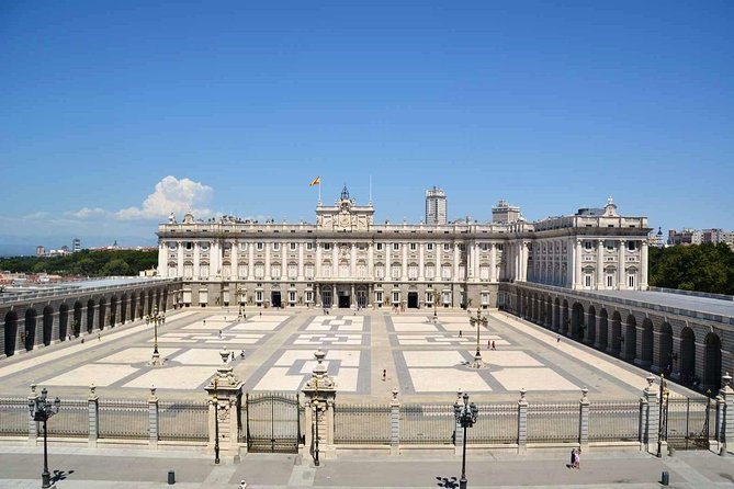Private tour of the Royal Palace of Madrid - Meeting your guide on Calle de Requena