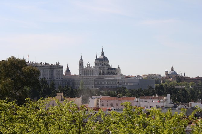 Private tour of the royal palace, private guide, fast entrance and pick up at the hotel. - What the guide adds inside the palace