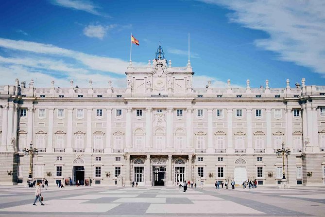 Private tour of the royal palace, private guide, fast entrance and pick up at the hotel. - Rooms that reward a closer look