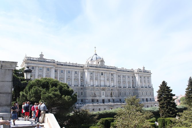 Private tour of the royal palace, private guide, fast entrance and pick up at the hotel. - Mobility and family considerations
