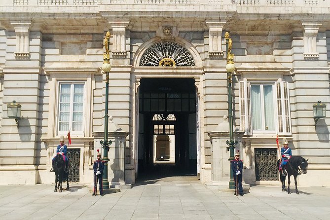 Private tour of the royal palace, private guide, fast entrance and pick up at the hotel. - Who will get the most from this visit?