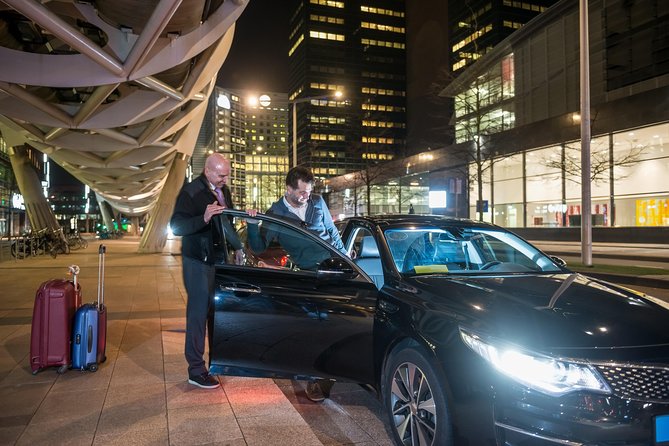 Private transfer departure from City Centre to Madrid Airport - Finding the driver in the arrivals hall