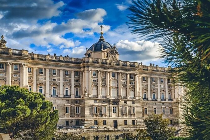 Private VIP tour Royal Palace and city tour. All of Madrid in one day - The car tour covers the Bourbon center