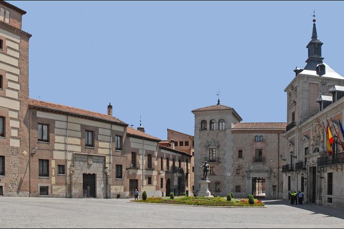 Private walking tour Madrid: Secrets and must - Plaza de Puerta Cerrada and the old city entrance