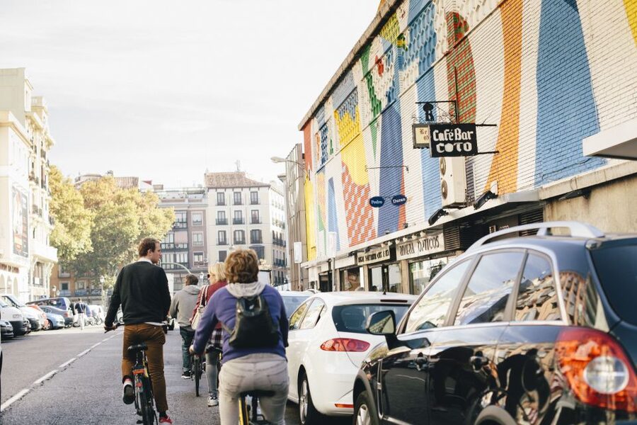 Rent a Bike in Madrid -Free phone holder and selfguided tour - Using the phone holder and self-guided routes