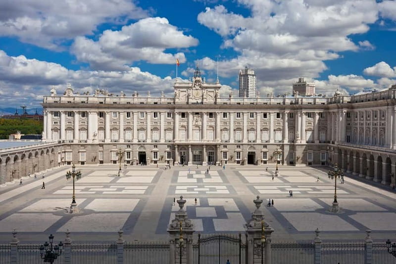 Royal Palace of Madrid: Private tour with entrance included - Campo del Moro and the final garden walk