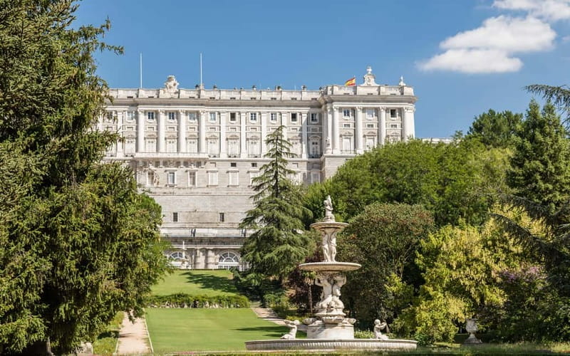 Royal Palace of Madrid: Private tour with entrance included - What the private format is worth
