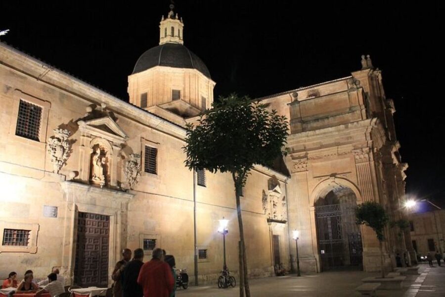Salamanca: Evening Sightseeing Walking Tour - Salina Palace and the city’s old tales